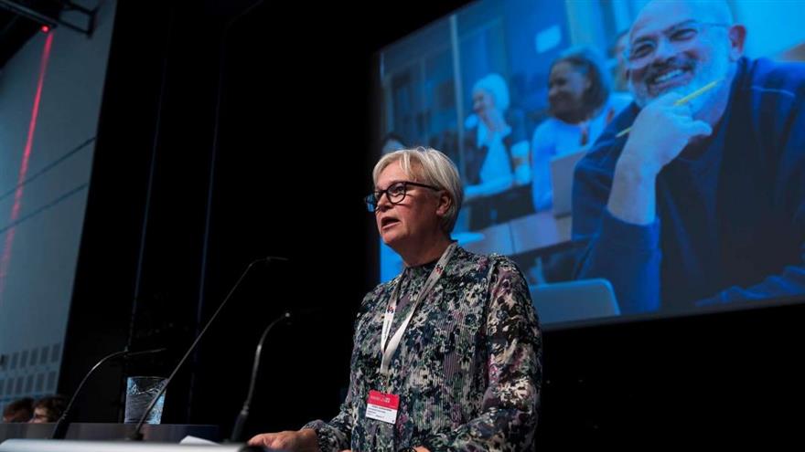 
- Hvis krisen fortsætter, så er jeg alvorligt bange for, at man vil kigge på vores grupper og sende sparekniven efter dem, sagde Lydia Callesen, formand for 3F's offentlige gruppe, blandt andet i sin beretning. (
	Joachim Rode)