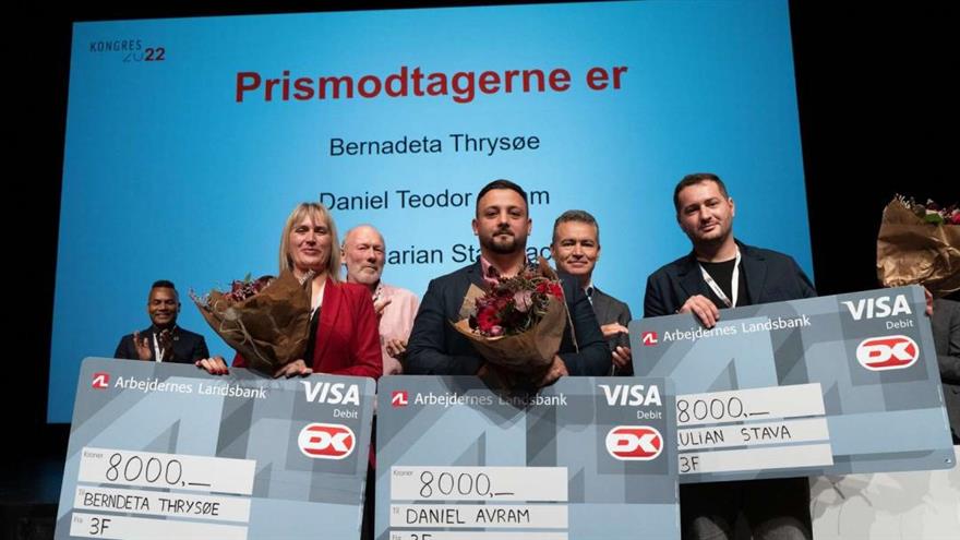 
Bernadeta Thrysøe, Daniel Teudor Avram og Iulian Marian Stavarache modtog Basel Kamal-prisen 2022 på 3F's kongres.  (
	Niels Åge Skovbo)
