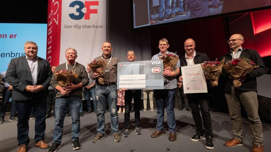 
- Så skete det sgu! Tak for det, sagde afdelingsleder Dan Thomsen, da han på egne og kollegers vegne modtog prisen for Årets Arbejdsplads, som blev uddelt for 30. gang på 3F's kongres. (
	Niels Åge Skovbo)